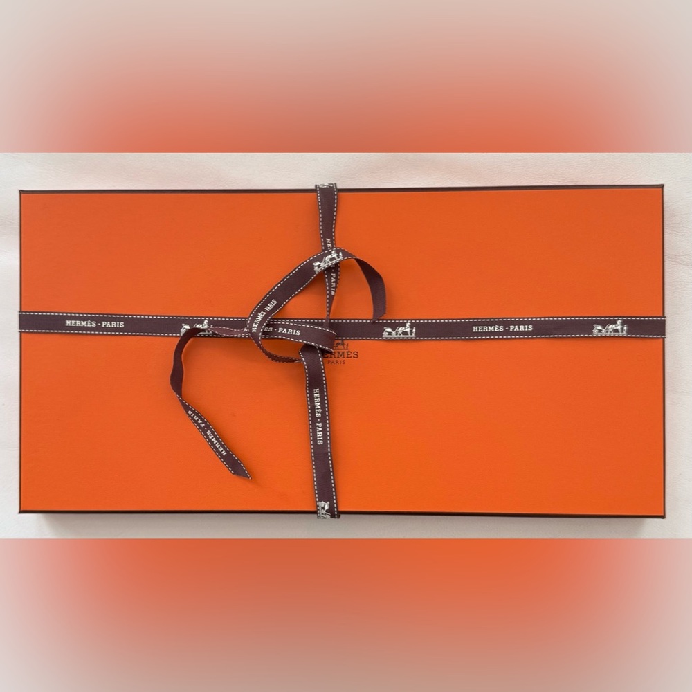 Hermes Box with ribbon and tissue. 🇫🇷
